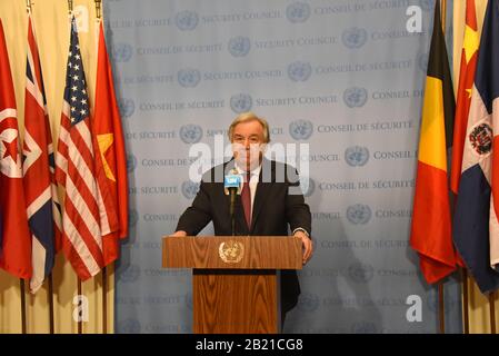 Vereinten Nationen, New York, NY, USA. Februar 2020. UN-Generalsekretär Antonio Guterres nimmt am 28. Februar 2020 an einer Pressematche im UN-Hauptquartier in New York. Die jüngsten Angriffe im von der Opposition gehaltenen Nordwesten Syriens seien "einer der alarmierendsten Momente" in dem fast neun Jahre alten Konflikt, sagte Guterres am Freitag. Credit: Wang Jiangang/Xinhua/Alamy Live News Credit: Xinhua/Alamy Live News Stockfoto