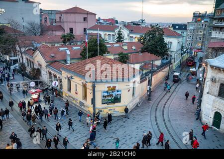 Istiklal Straßenansicht des französischen Kulturzentrums und der französischen Generalkonsulate in der Nähe des Taksim-Platzes in Istanbul, Türkei. Stockfoto