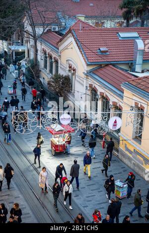 Istiklal Straßenansicht des französischen Kulturzentrums und der französischen Generalkonsulate in der Nähe des Taksim-Platzes in Istanbul, Türkei. Stockfoto