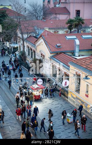 Istiklal Straßenansicht des französischen Kulturzentrums und der französischen Generalkonsulate in der Nähe des Taksim-Platzes in Istanbul, Türkei. Stockfoto