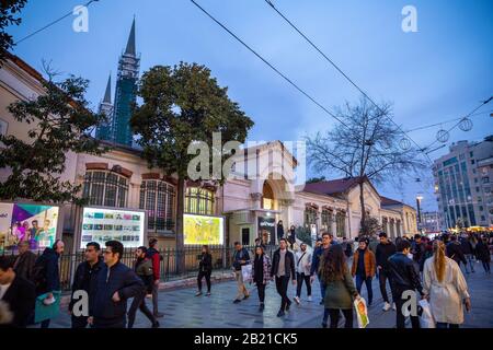 Istiklal Straßenansicht des französischen Kulturzentrums und der französischen Generalkonsulate in der Nähe des Taksim-Platzes in Istanbul, Türkei. Stockfoto