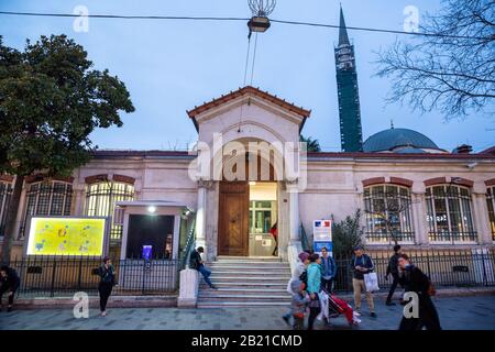 Istiklal Straßenansicht des französischen Kulturzentrums und der französischen Generalkonsulate in der Nähe des Taksim-Platzes in Istanbul, Türkei. Stockfoto