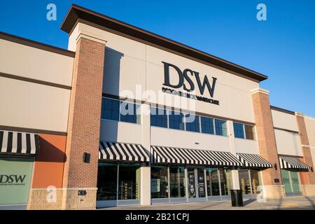 Ein Logo außerhalb eines Einzelhandelsstandorts im Designer-Shoe Warehouse (DSW) in Owings Mills, Maryland, am 21. Februar 2020. Stockfoto