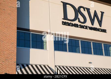 Ein Logo außerhalb eines Einzelhandelsstandorts im Designer-Shoe Warehouse (DSW) in Owings Mills, Maryland, am 21. Februar 2020. Stockfoto