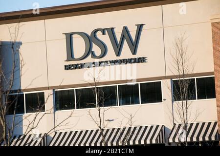 Ein Logo außerhalb eines Einzelhandelsstandorts im Designer-Shoe Warehouse (DSW) in Owings Mills, Maryland, am 21. Februar 2020. Stockfoto