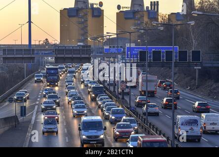 Zähfliessender Verkehr, Stadtautobahn A 100, Wilmersdorf, Berlin, Deutschland Stockfoto