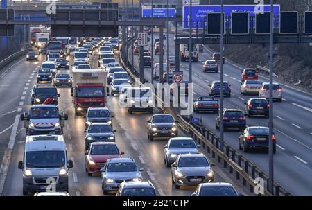 Zähfliessender Verkehr, Stadtautobahn A 100, Wilmersdorf, Berlin, Deutschland Stockfoto