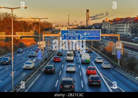 Zähfliessender Verkehr, Stadtautobahn A 100, Wilmersdorf, Berlin, Deutschland Stockfoto