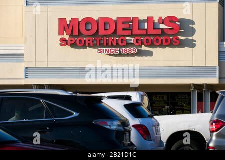 Ein Logo außerhalb des Verkaufsstandorts eines Modells Sportartikeleinzelhandels in Baltimore, Maryland am 21. Februar 2020. Stockfoto