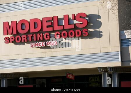 Ein Logo außerhalb des Verkaufsstandorts eines Modells Sportartikeleinzelhandels in Baltimore, Maryland am 21. Februar 2020. Stockfoto