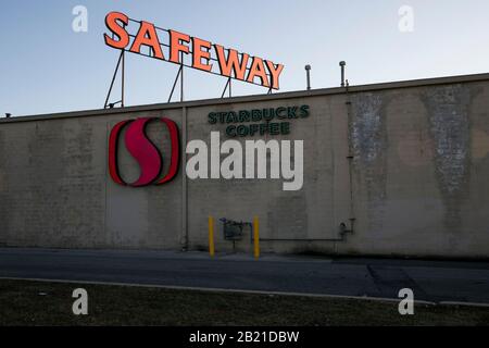 Ein Logo-Schild außerhalb eines Safeway Lebensmittelgeschäftstandorts in Baltimore, Maryland am 22. Februar 2020. Stockfoto