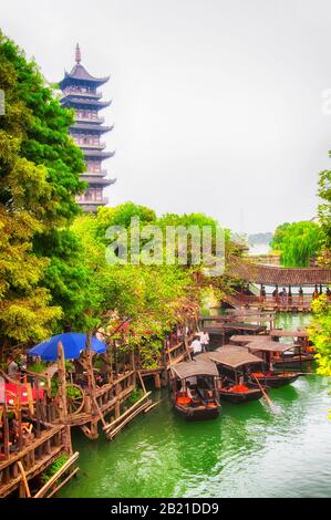 Wuzhen, China. August 2015. Chinesische Touristen, die sich an Bord von Booten in der Nähe des historischen Bailientempels in Tongxiang Wuzhen West landschaftlich reizvoll auf A vorbereiten Stockfoto