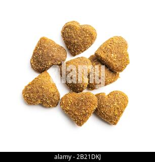 Getrocknete, kibble Tiernahrung. Herzförmige getrocknete Tiernahrung isoliert auf weißem Hintergrund. Stockfoto
