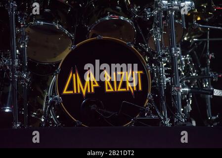 Riga, Lettland. Februar 2020. Drumset der amerikanischen Band LIMP BIZKIT, während des Auftritts in der Arena Riga. Credit: Gints Ivuskans/Alamy Live News Stockfoto