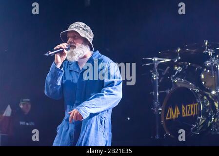 Riga, Lettland. Februar 2020. Fred Durst von der amerikanischen Band LIMP BIZKIT tritt in der Arena Riga auf. Credit: Gints Ivuskans/Alamy Live News Stockfoto