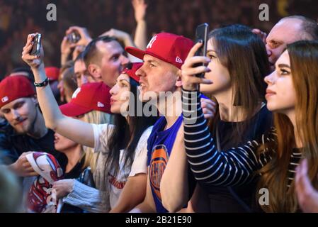 Riga, Lettland. Februar 2020. Fans der amerikanischen Band LIMP BIZKIT, bevor sie in der Arena Riga auftreten. Credit: Gints Ivuskans/Alamy Live News Stockfoto