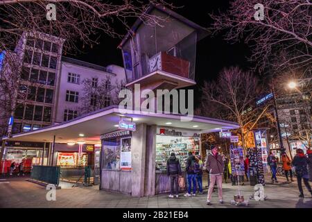 Historische Verkehrskanzel, Joachim- Thaler Platz, Kurfürstendamm, Charlottenburg, Berlin, Deutschland Stockfoto