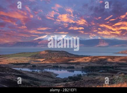 Die Insel Arran bei Sonnenuntergang, die von der Dalry Moor Road bei fairlie überblickt wurde, als die Sonne unterging. Stockfoto