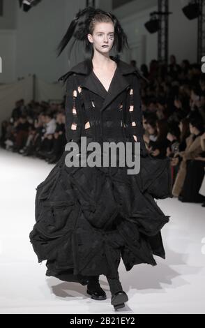 Paris, Frankreich. Februar 2020. Im Rahmen der Fashion Week am Freitag, 28. Februar 2020 in Paris wird ein Modell auf den Laufsteg während der Show von Yohji Yamamoto gebracht. Foto von Eco Clement/UPI Credit: UPI/Alamy Live News Stockfoto