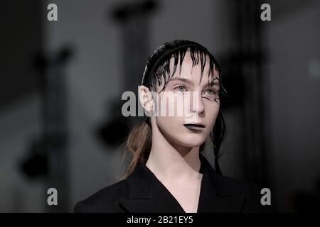 Paris, Frankreich. Februar 2020. Im Rahmen der Fashion Week am Freitag, 28. Februar 2020 in Paris wird ein Modell auf den Laufsteg während der Show von Yohji Yamamoto gebracht. Foto von Eco Clement/UPI Credit: UPI/Alamy Live News Stockfoto