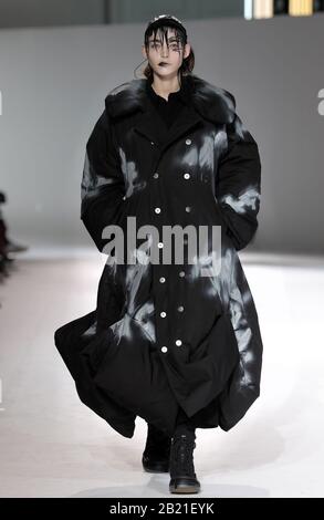 Paris, Frankreich. Februar 2020. Im Rahmen der Fashion Week am Freitag, 28. Februar 2020 in Paris wird ein Modell auf den Laufsteg während der Show von Yohji Yamamoto gebracht. Foto von Eco Clement/UPI Credit: UPI/Alamy Live News Stockfoto