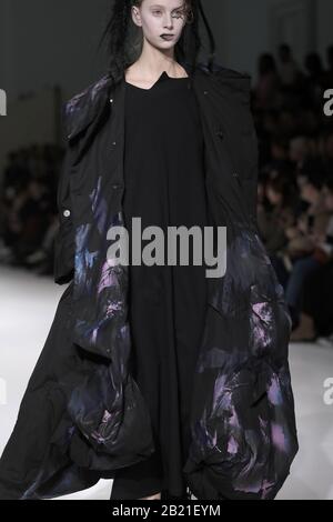 Paris, Frankreich. Februar 2020. Im Rahmen der Fashion Week am Freitag, 28. Februar 2020 in Paris wird ein Modell auf den Laufsteg während der Show von Yohji Yamamoto gebracht. Foto von Eco Clement/UPI Credit: UPI/Alamy Live News Stockfoto