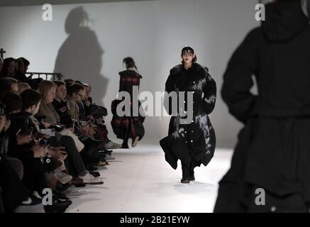 Paris, Frankreich. Februar 2020. Im Rahmen der Fashion Week am Freitag, 28. Februar 2020 in Paris wird ein Modell auf den Laufsteg während der Show von Yohji Yamamoto gebracht. Foto von Eco Clement/UPI Credit: UPI/Alamy Live News Stockfoto