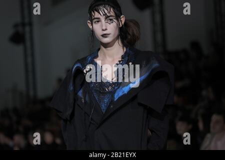 Paris, Frankreich. Februar 2020. Im Rahmen der Fashion Week am Freitag, 28. Februar 2020 in Paris wird ein Modell auf den Laufsteg während der Show von Yohji Yamamoto gebracht. Foto von Eco Clement/UPI Credit: UPI/Alamy Live News Stockfoto