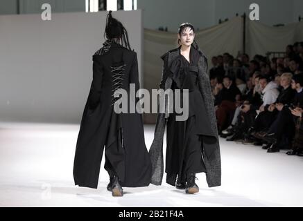 Paris, Frankreich. Februar 2020. Im Rahmen der Fashion Week am Freitag, 28. Februar 2020 in Paris wird ein Modell auf den Laufsteg während der Show von Yohji Yamamoto gebracht. Foto von Eco Clement/UPI Credit: UPI/Alamy Live News Stockfoto