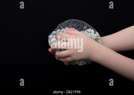 Handvoll sauber Steine, Kies in den Händen Stockfoto