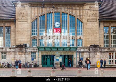 Frontalansicht der Fassade des Darmstädter Hauptbahnhofs. Der Bahnhof ist im Jugendstil erbaut. Deutschland. Stockfoto