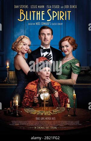 Blithe Spirit (2020) unter der Regie von Edward Hall und mit Isla Fisher, Emilia Fox, Dan Stevens und Judi Dench in den Hauptrollen. Noël Cowards Comicspiel über Geister trifft in einer frischen Adaption auf die große Leinwand. Stockfoto