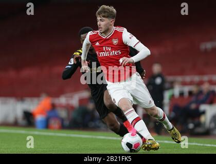 London, Großbritannien. Februar 2020.Nat Ogbeta von Manchester City u23 und Zak Swanson von Arsenal u23 kämpfen um Besitz während des Premier League 2 Spiels zwischen Arsenal Unter 23 und Manchester City Unter 23 im Emirates Stadium, London am Samstag, 29. Februar 2020. (Gutschrift: Jacques Feeney/MI News) Foto darf nur für redaktionelle Zwecke in Zeitungen und/oder Zeitschriften verwendet werden, Lizenz für kommerzielle Nutzung erforderlich Kredit: MI News & Sport /Alamy Live News Credit: MI News & Sport /Alamy Live News Credit: MI News & Sport /Alamy Live News Stockfoto