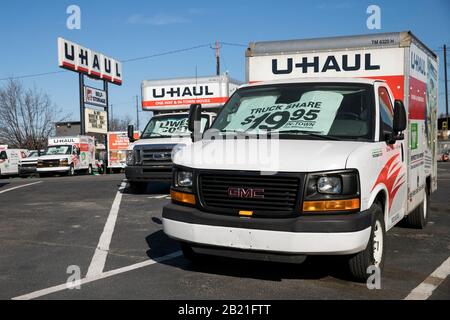 Ein Logo-Schild und bewegliche LKWs außerhalb eines U-Haus-Standorts in Baltimore, Maryland am 22. Februar 2020. Stockfoto