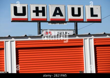 Ein Logo-Schild und bewegliche LKWs außerhalb eines U-Haus-Standorts in Baltimore, Maryland am 22. Februar 2020. Stockfoto