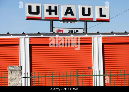 Ein Logo-Schild und bewegliche LKWs außerhalb eines U-Haus-Standorts in Baltimore, Maryland am 22. Februar 2020. Stockfoto