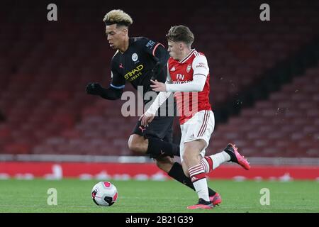 London, Großbritannien. Februar 2020. Ben Cottrell von Arsenal u23 und Felix Nmecha von Manchester City u23 kämpfen beim Spiel der Premier League 2 zwischen Arsenal Unter 23 Jahren und Manchester City Unter 23 Jahren im Emirates Stadium, London am Samstag, 29. Februar 2020 um den Besitz. (Gutschrift: Jacques Feeney/MI News) Foto darf nur für redaktionelle Zwecke in Zeitungen und/oder Zeitschriften verwendet werden, Lizenz für kommerzielle Nutzung erforderlich Kredit: MI News & Sport /Alamy Live News Credit: MI News & Sport /Alamy Live News Credit: MI News & Sport /Alamy Live News Stockfoto
