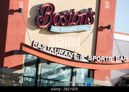 Ein Logo vor der Boston Pizza, Boston's The Gourmet Pizza Restaurant and Sports Bar Restaurant in Waldorf, Maryland, am 27. Februar, Stockfoto