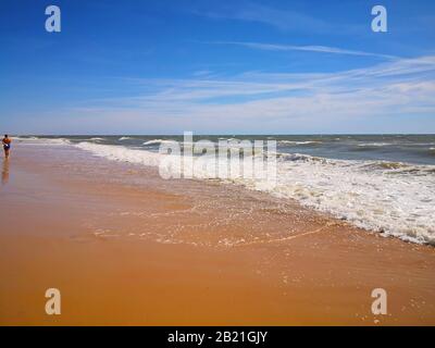 Sandige Küste mit wegen, blauer Himmel. Sonniger Tag in Matalascanas, Spanien Stockfoto