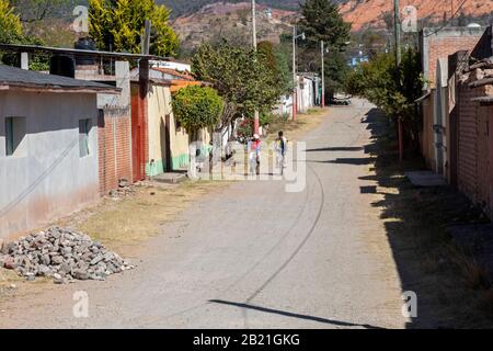 Yanhuitlan, Oaxaca, Mexiko - Jungen fahren mit dem Fahrrad auf einer Straße in der Stadt. Stockfoto