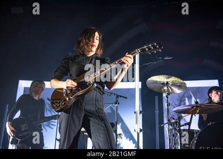 Manchester, Großbritannien. Februar 2020. Carrie Rachel Brownstein und Corin Lisa Tucker von der Band Sleater Kinney treten in der Manchester Academy auf ihrer "The Center Won't Hold" UK-Tour, Manchester 2020-02-27 auf. Kredit: Gary Mather/Alamy Live News Stockfoto