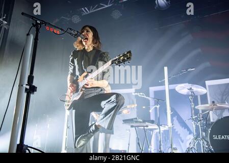 Manchester, Großbritannien. Februar 2020. Carrie Rachel Brownstein und Corin Lisa Tucker von der Band Sleater Kinney treten in der Manchester Academy auf ihrer "The Center Won't Hold" UK-Tour, Manchester 2020-02-27 auf. Kredit: Gary Mather/Alamy Live News Stockfoto