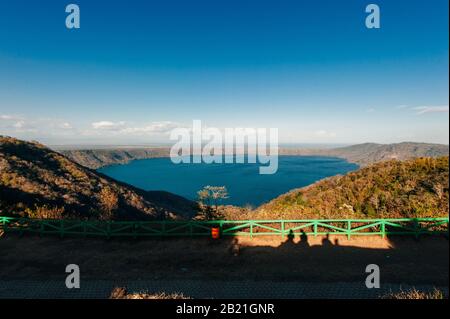 Panoramablick auf die vulkanische Lagune. Laguna de Apoyo in Masaya, Nicaragua Stockfoto