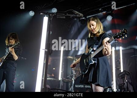 Manchester, Großbritannien. Februar 2020. Carrie Rachel Brownstein und Corin Lisa Tucker von der Band Sleater Kinney treten in der Manchester Academy auf ihrer "The Center Won't Hold" UK-Tour, Manchester 2020-02-27 auf. Kredit: Gary Mather/Alamy Live News Stockfoto