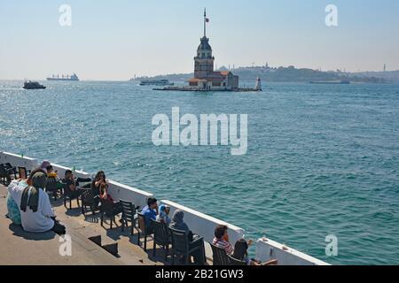 Istanbul, Türkei - 17. September 2019. Touristen und Einheimische genießen den Blick auf den Bosporus und den Maiden's Tower von der Uskudar-Küste in Asien Stockfoto