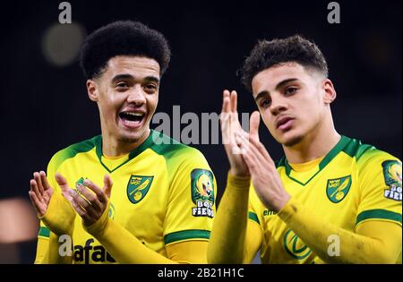 Jamal Lewis (links) von Norwich City und Max Aarons applaudieren den Fans nach dem Premier-League-Spiel in Carrow Road, Norwich. Stockfoto