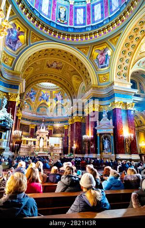 Menschen in der Stephansbasilika, Budapest, Ungarn Stockfoto