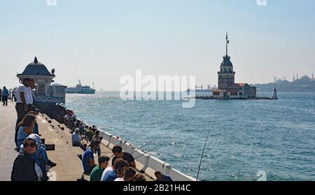 Istanbul, Türkei - 17. September 2019. Touristen und Einheimische genießen den Blick auf den Bosporus und den Maiden's Tower von der Uskudar-Küste in Asien Stockfoto