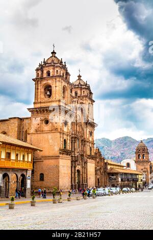 Außenansicht der Kirche der Gesellschaft Jesu (Iglesia de la Companía de Jesús) auf der Plaza de Armas, Cusco, Sacred Valley, Peru Stockfoto