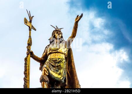 Goldstatue von Pachacuti, Plaza de Armas, Cusco, Sacred Valley, Peru Stockfoto